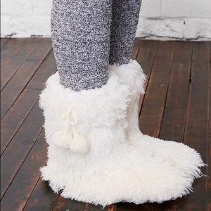 *NEW* EXPRESS fluffy slippers